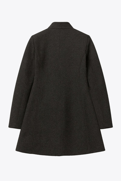 Abrigo cruzado de cuello alto, bolsillos delanteros y manga larga. Cierre frontal con doble cruce de botones en contraste.