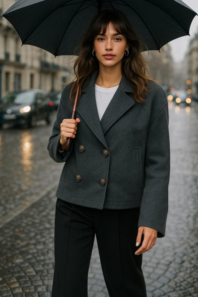 Abrigo corto de fit recto, manga larga, cuello con solapa, bolsillos delanteros con vivos y cierre frontal con doble cruce de botones en contraste.