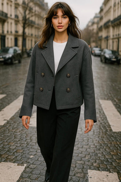 Abrigo corto de fit recto, manga larga, cuello con solapa, bolsillos delanteros con vivos y cierre frontal con doble cruce de botones en contraste.