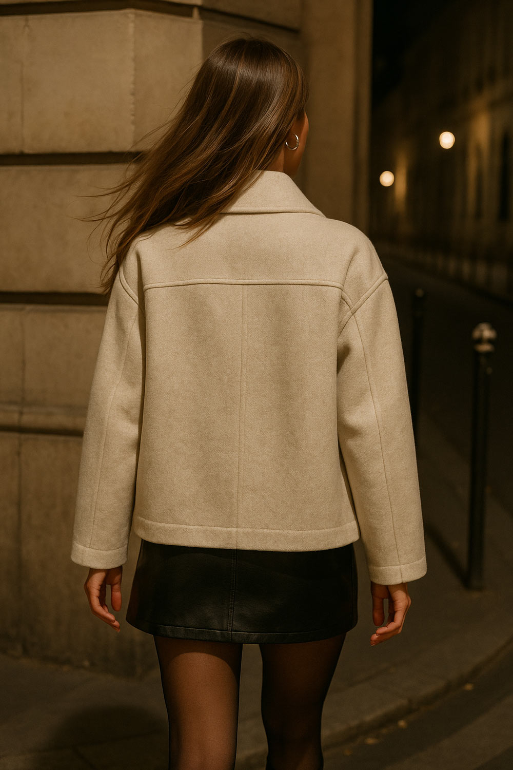 Abrigo corto de fit recto, manga larga, cuello con solapa, bolsillos delanteros con vivos y cierre frontal con doble cruce de botones en contraste.