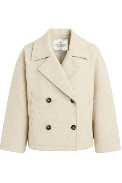 Abrigo corto de fit recto, manga larga, cuello con solapa, bolsillos delanteros con vivos y cierre frontal con doble cruce de botones en contraste.