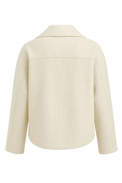 Abrigo corto de fit recto, manga larga, cuello con solapa, bolsillos delanteros con vivos y cierre frontal con doble cruce de botones en contraste.