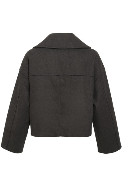 Abrigo corto de fit recto, manga larga, cuello con solapa, bolsillos delanteros con vivos y cierre frontal con doble cruce de botones en contraste.