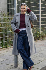 Abrigo largo botón en contraste con cinturón