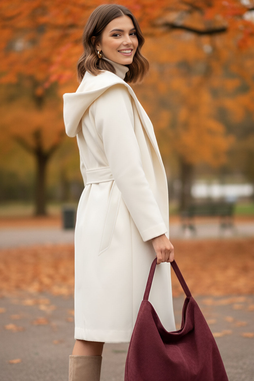 Abrigo largo de fit recto con capucha, manga larga y bolsillos delanteros. Detalle de trabillas y cinturón amarrable del mismo tejido.