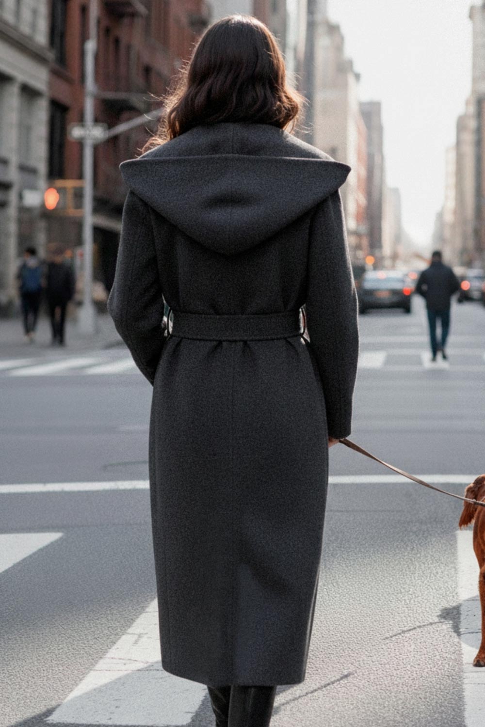 Abrigo largo de fit recto con capucha, manga larga y bolsillos delanteros. Detalle de trabillas y cinturón amarrable del mismo tejido.