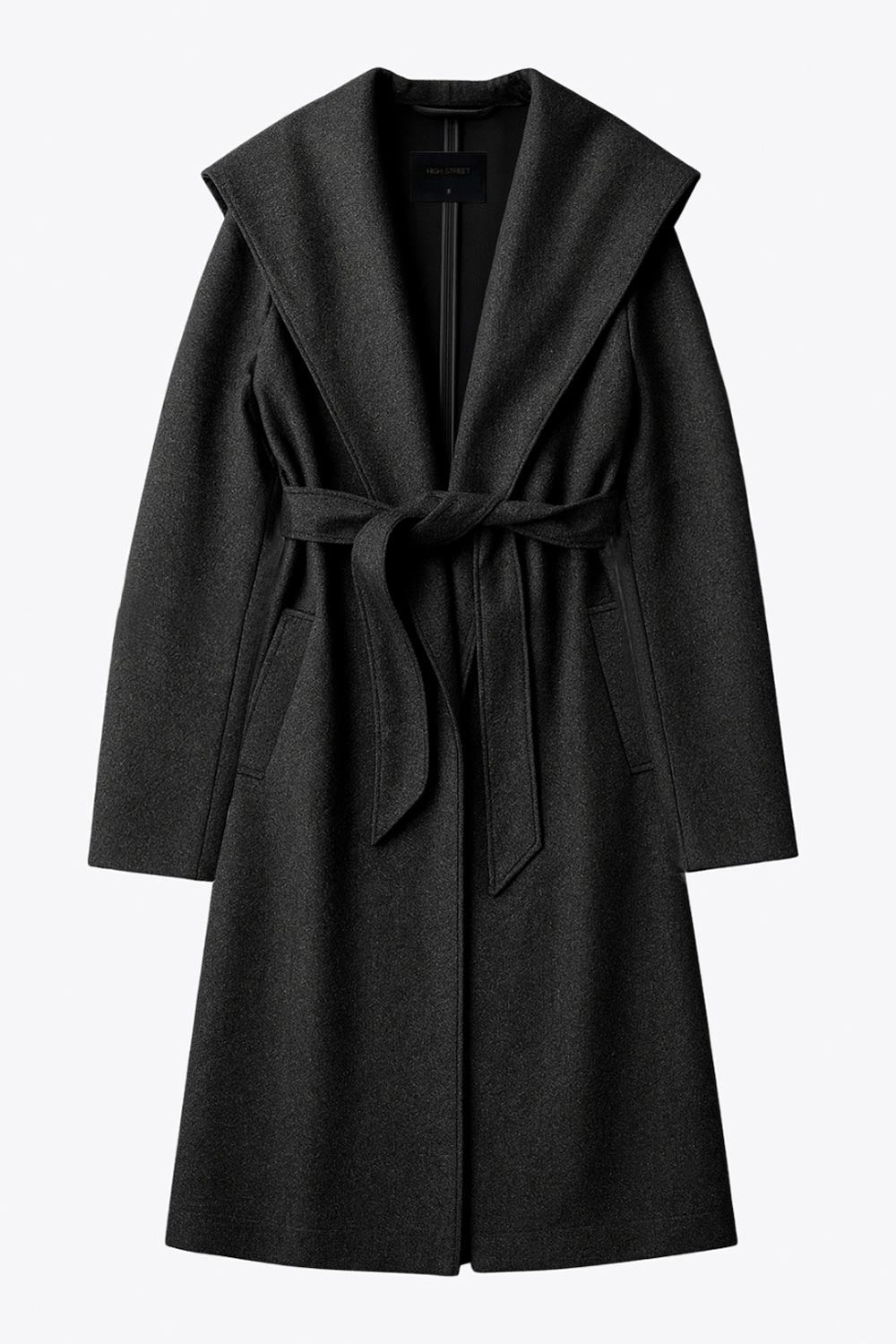 Abrigo largo de fit recto con capucha, manga larga y bolsillos delanteros. Detalle de trabillas y cinturón amarrable del mismo tejido.