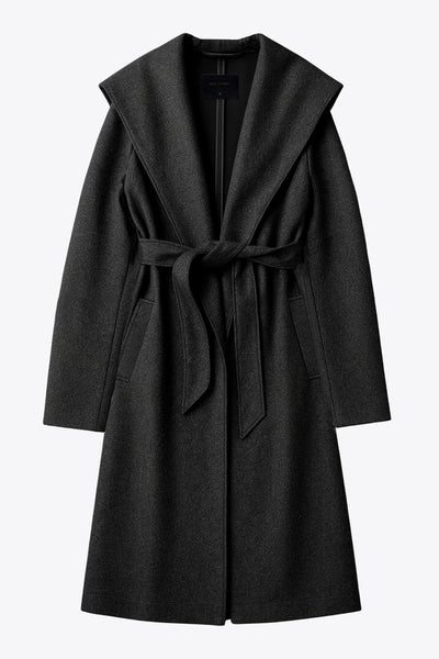 Abrigo largo de fit recto con capucha, manga larga y bolsillos delanteros. Detalle de trabillas y cinturón amarrable del mismo tejido.