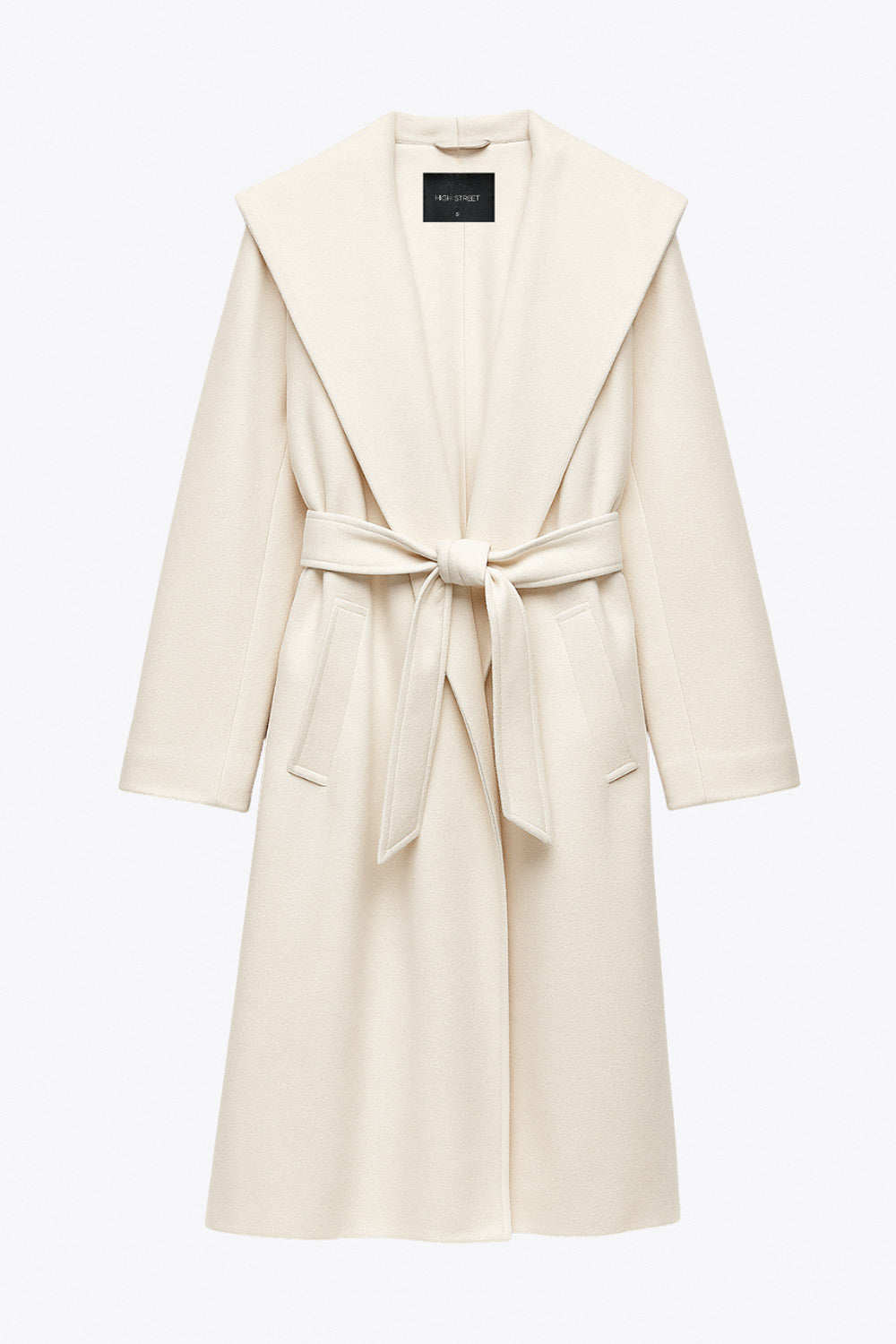 Abrigo largo de fit recto con capucha, manga larga y bolsillos delanteros. Detalle de trabillas y cinturón amarrable del mismo tejido.