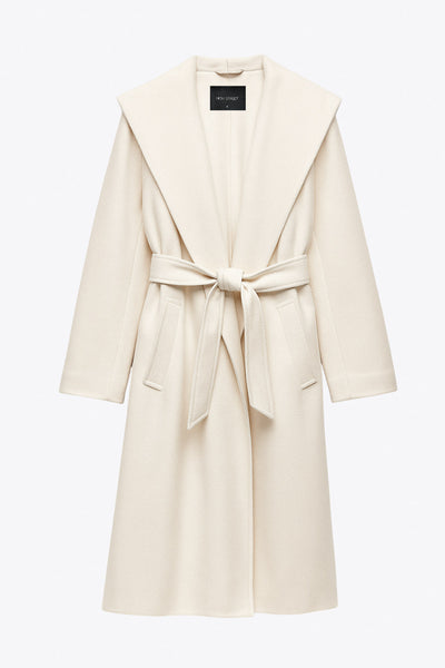 Abrigo largo de fit recto con capucha, manga larga y bolsillos delanteros. Detalle de trabillas y cinturón amarrable del mismo tejido.