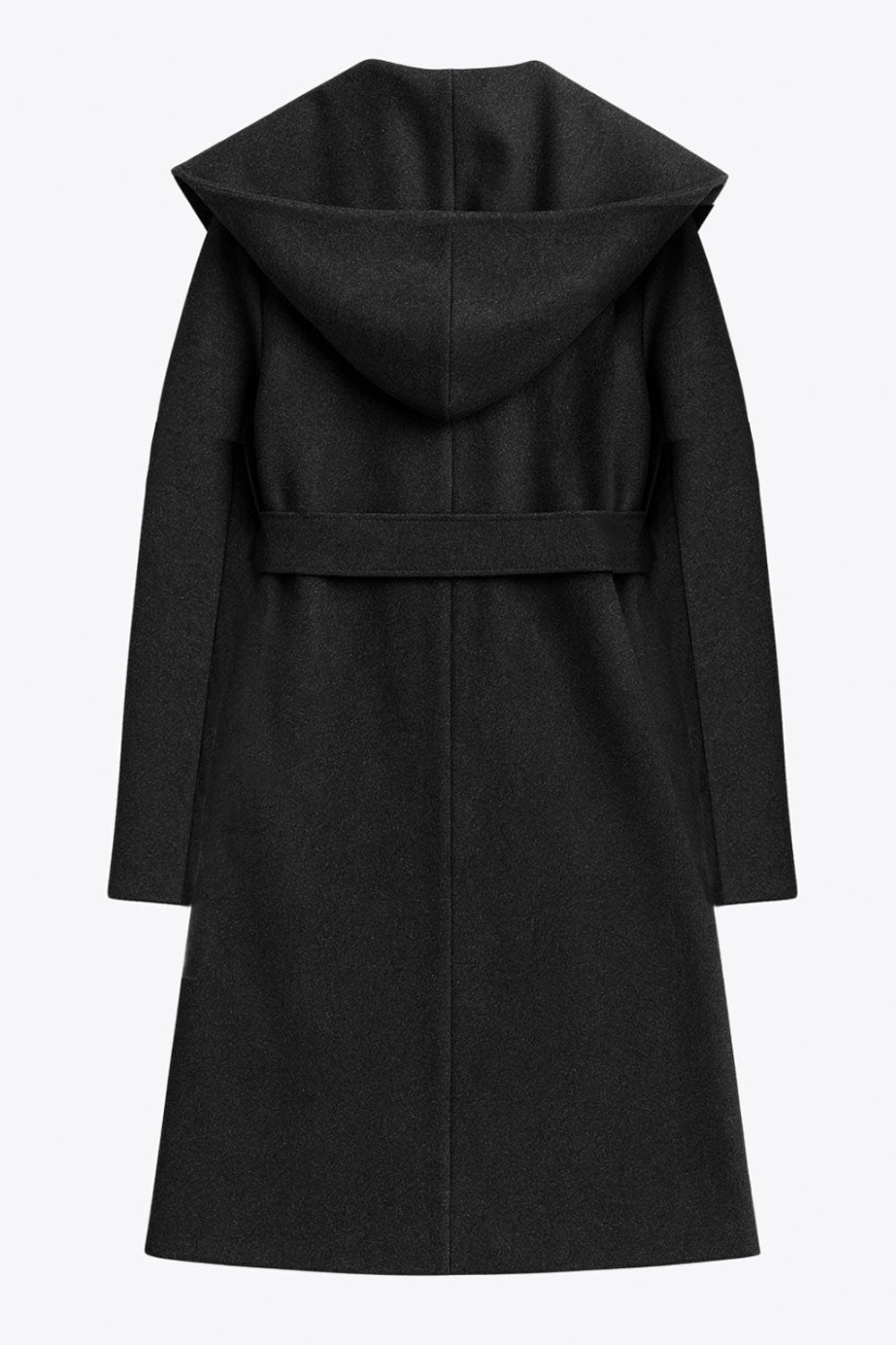 Abrigo largo de fit recto con capucha, manga larga y bolsillos delanteros. Detalle de trabillas y cinturón amarrable del mismo tejido.