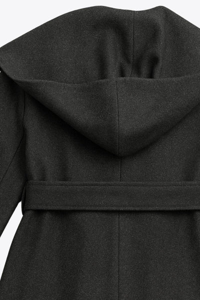Abrigo largo de fit recto con capucha, manga larga y bolsillos delanteros. Detalle de trabillas y cinturón amarrable del mismo tejido.
