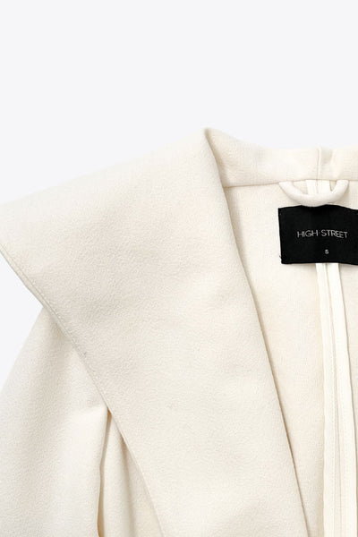 Abrigo largo de fit recto con capucha, manga larga y bolsillos delanteros. Detalle de trabillas y cinturón amarrable del mismo tejido.