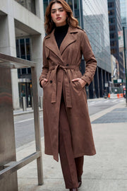 Abrigo trench midi de gamuza, fit recto, con solapa, bolsillos delanteros con vivos, detalle de bata frontal, manga larga con trabillas en puños y hombros, cinturón amarrable del mismo tejido y cierre frontal con doble cruce de botones en contraste.