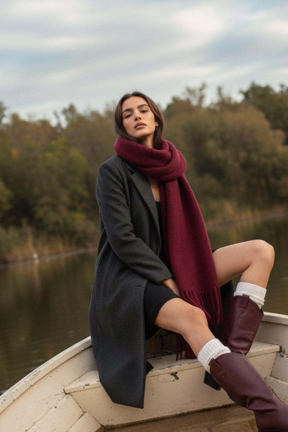 Abrigo largo de fit recto, con solapa y hombreras, manga larga, bolsillos delanteros con vivos y cierre frontal con botones en contraste.