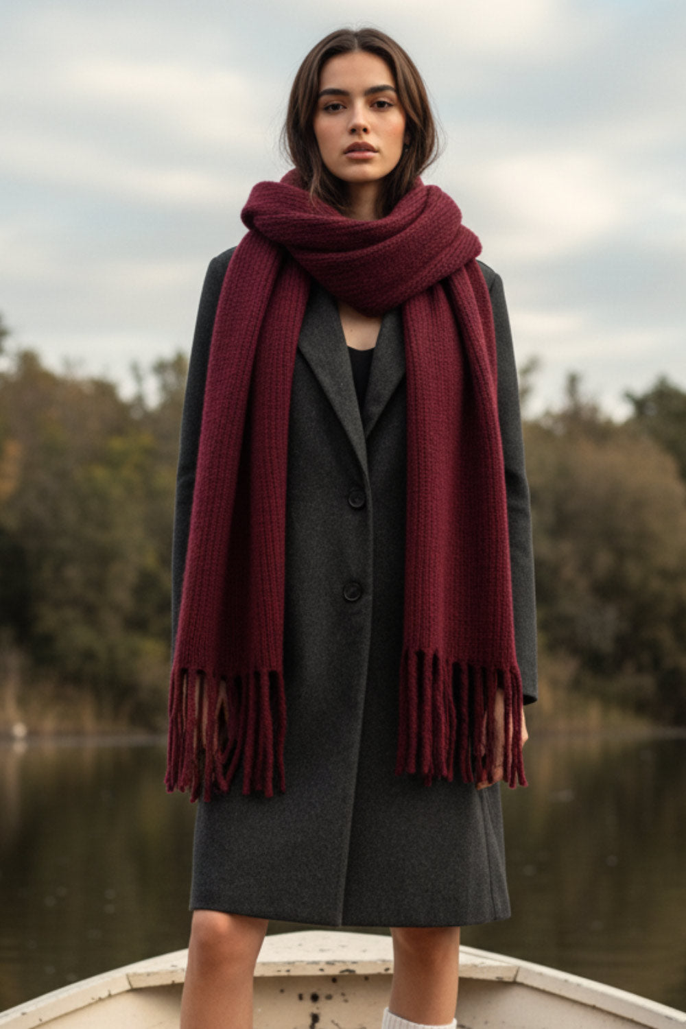 Abrigo largo de fit recto, con solapa y hombreras, manga larga, bolsillos delanteros con vivos y cierre frontal con botones en contraste.