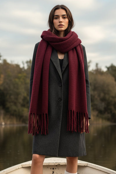 Abrigo largo de fit recto, con solapa y hombreras, manga larga, bolsillos delanteros con vivos y cierre frontal con botones en contraste.