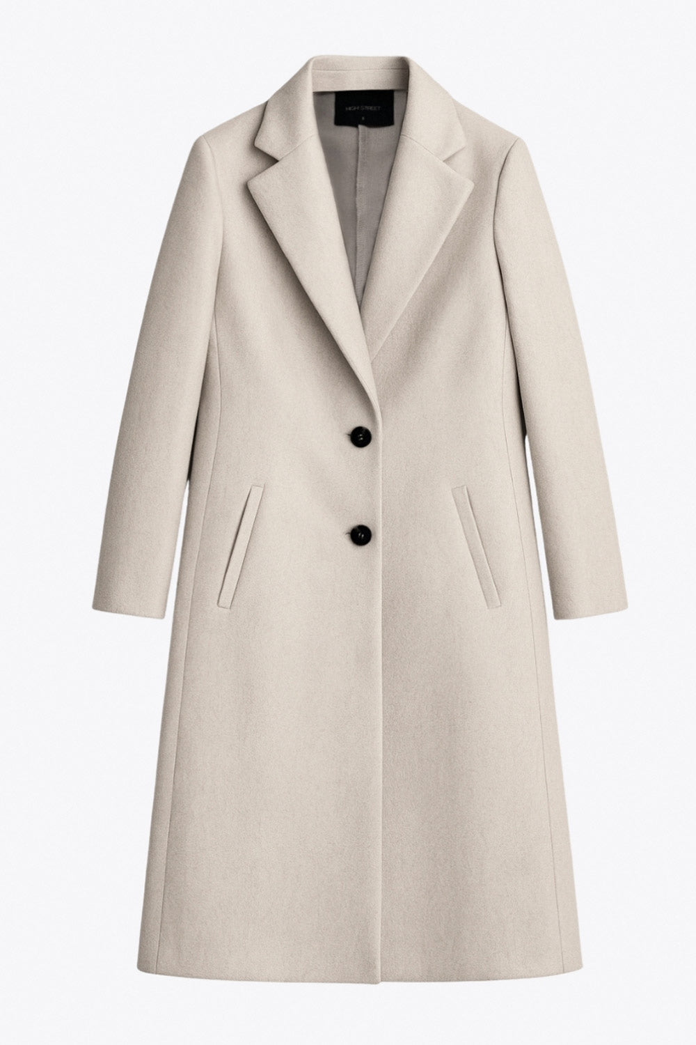 Abrigo largo de fit recto, con solapa y hombreras, manga larga, bolsillos delanteros con vivos y cierre frontal con botones en contraste.