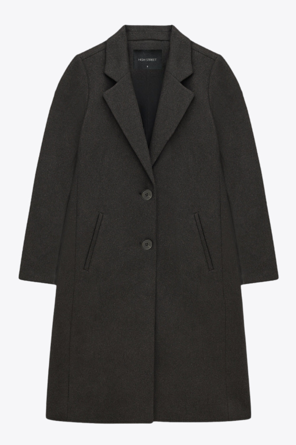 Abrigo largo de fit recto, con solapa y hombreras, manga larga, bolsillos delanteros con vivos y cierre frontal con botones en contraste.