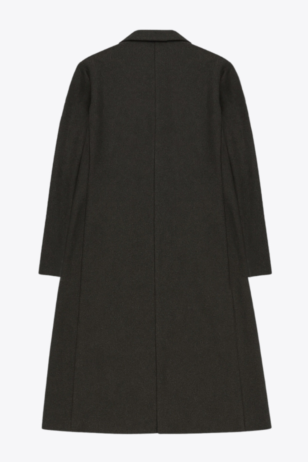 Abrigo largo de fit recto, con solapa y hombreras, manga larga, bolsillos delanteros con vivos y cierre frontal con botones en contraste.