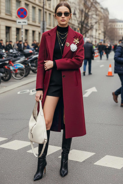 Abrigo largo de fit recto, manga larga, con solapa, bolsillos con vivos delanteros. Cierre frontal con cruce de botones en contraste.