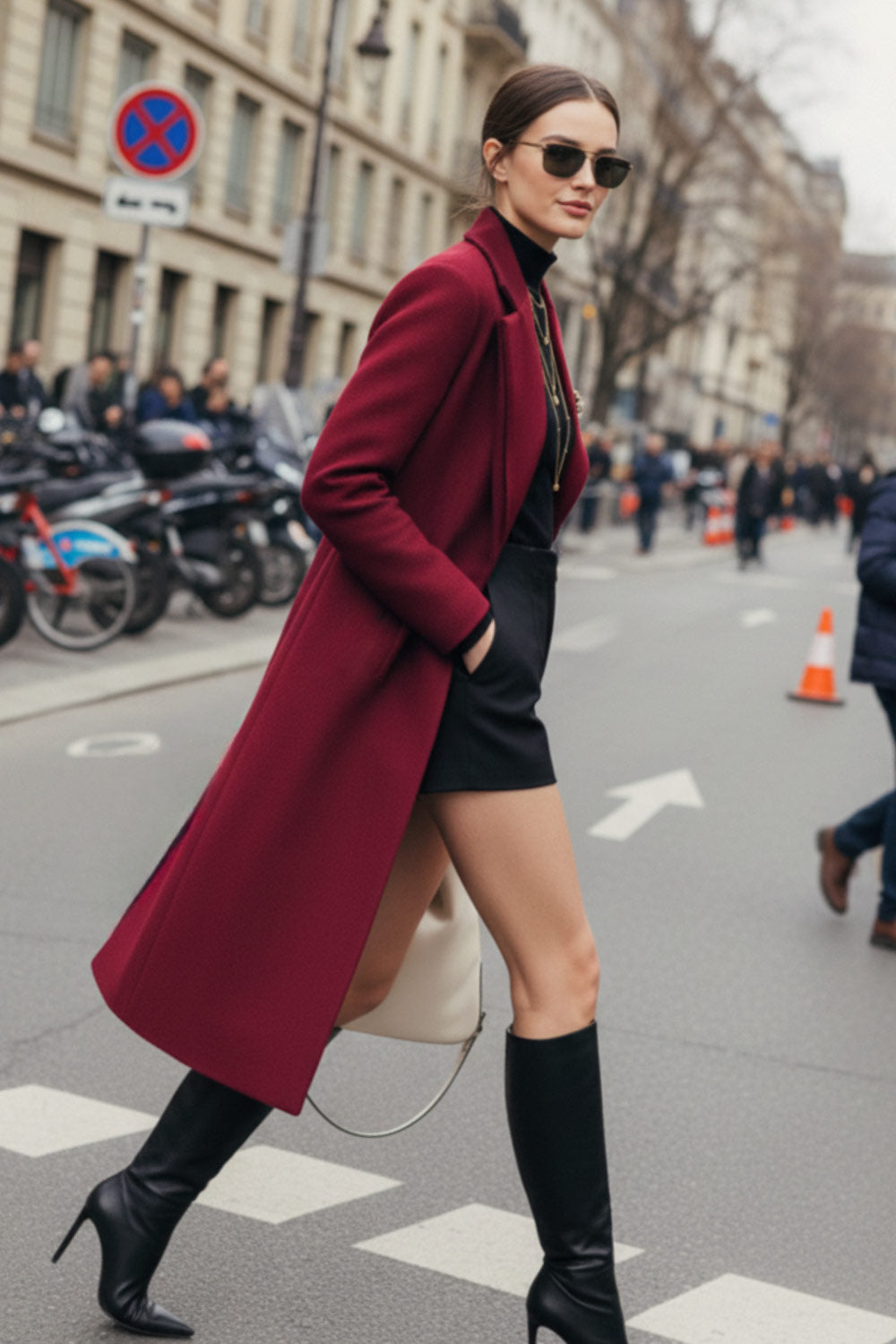 Abrigo largo de fit recto, manga larga, con solapa, bolsillos con vivos delanteros. Cierre frontal con cruce de botones en contraste.