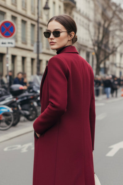 Abrigo largo de fit recto, manga larga, con solapa, bolsillos con vivos delanteros. Cierre frontal con cruce de botones en contraste.