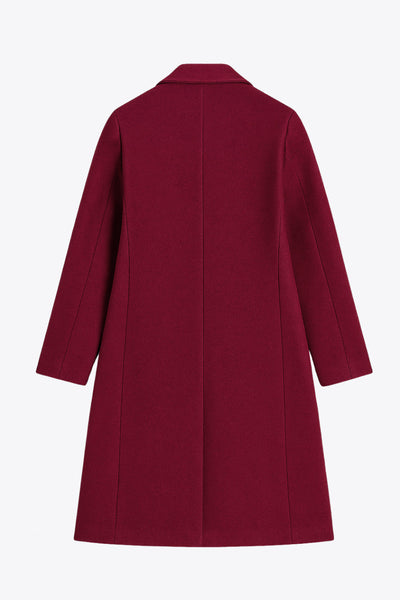 Abrigo largo de fit recto, manga larga, con solapa, bolsillos con vivos delanteros. Cierre frontal con cruce de botones en contraste.