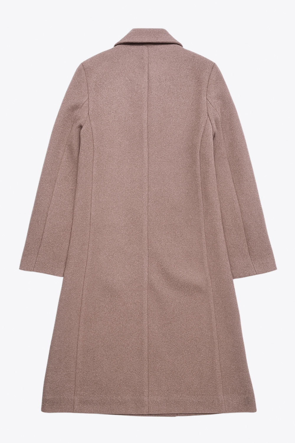 Abrigo largo de fit recto, manga larga, con solapa, bolsillos con vivos delanteros. Cierre frontal con cruce de botones en contraste.