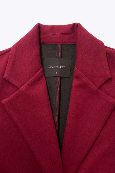 Abrigo largo de fit recto, manga larga, con solapa, bolsillos con vivos delanteros. Cierre frontal con cruce de botones en contraste.