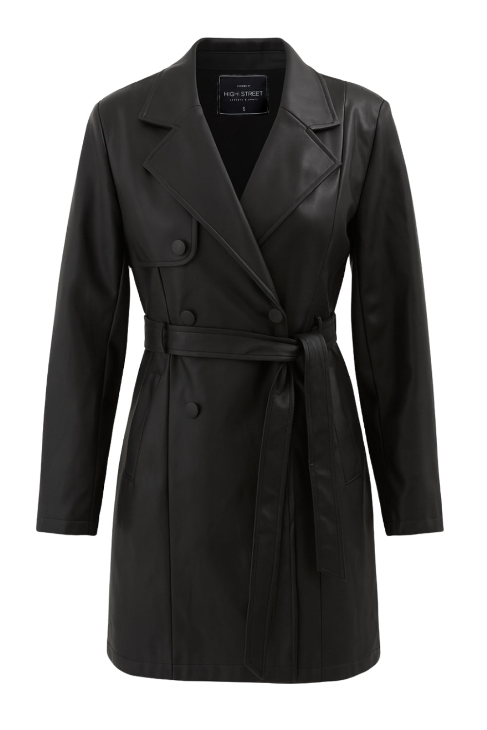 Abrigo trench de efecto piel, fit recto, con solapa, bolsillos delanteros con vivos, detalle de bata delantera y manga larga. Trabillas, cinturón amarrable del mismo tejido y cierre frontal con doble cruce de botón.