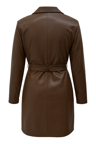 Abrigo trench de efecto piel, fit recto, con solapa, bolsillos delanteros con vivos, detalle de bata delantera y manga larga. Trabillas, cinturón amarrable del mismo tejido y cierre frontal con doble cruce de botón.