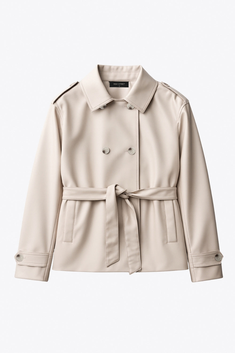 Abrigo trench corto de fit recto, cuello solapa, manga larga, trabillas con botón en puños y hombros. Bolsillos delanteros con vivos, trabillas y cinturón amarrable del mismo tejido. Cierre frontal con doble cruce de botones en contraste.