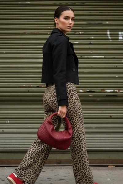 Abrigo trench corto de fit recto, cuello solapa, manga larga, trabillas con botón en puños y hombros. Bolsillos delanteros con vivos y cierre frontal con doble cruce de botones.