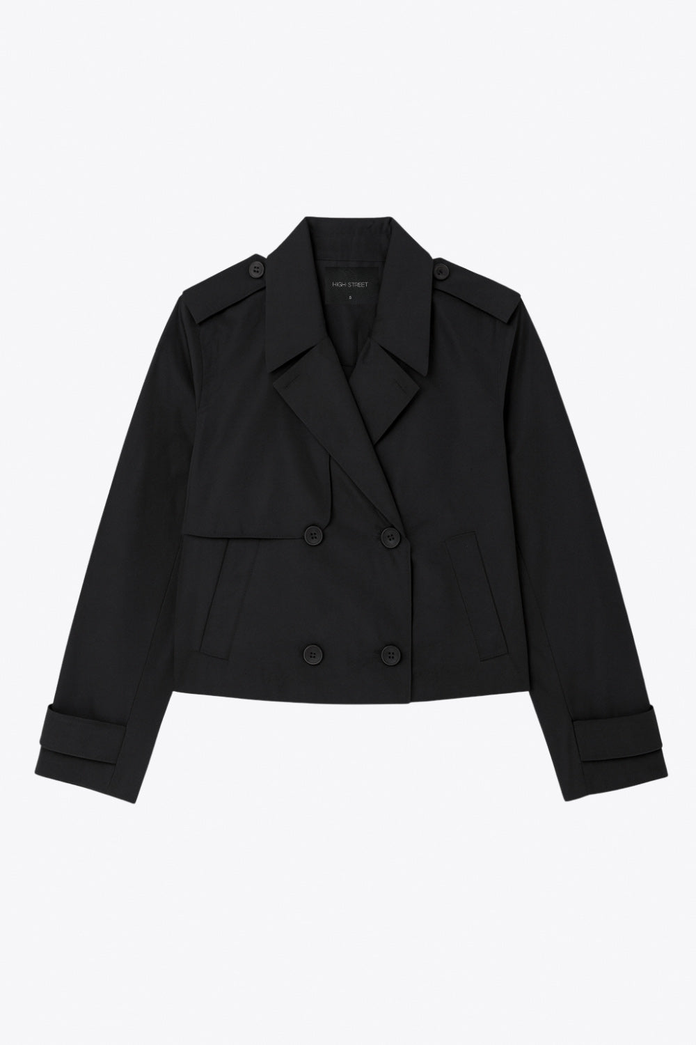 Abrigo trench corto de fit recto, cuello solapa, manga larga, trabillas con botón en puños y hombros. Bolsillos delanteros con vivos y cierre frontal con doble cruce de botones.