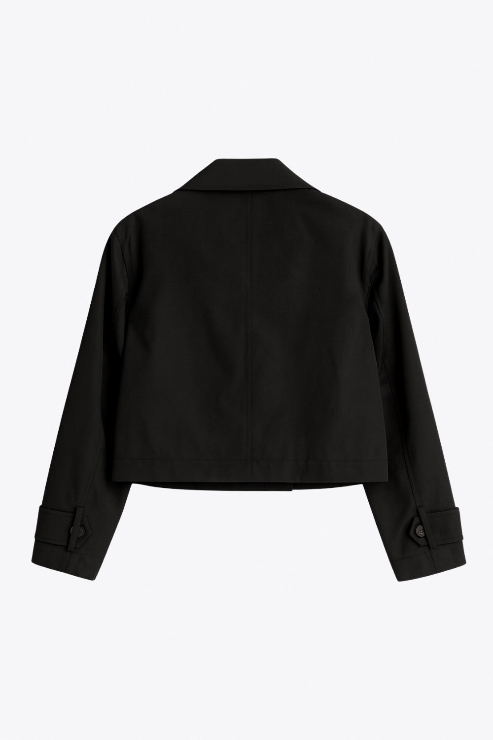 Abrigo trench corto de fit recto, cuello solapa, manga larga, trabillas con botón en puños y hombros. Bolsillos delanteros con vivos y cierre frontal con doble cruce de botones.