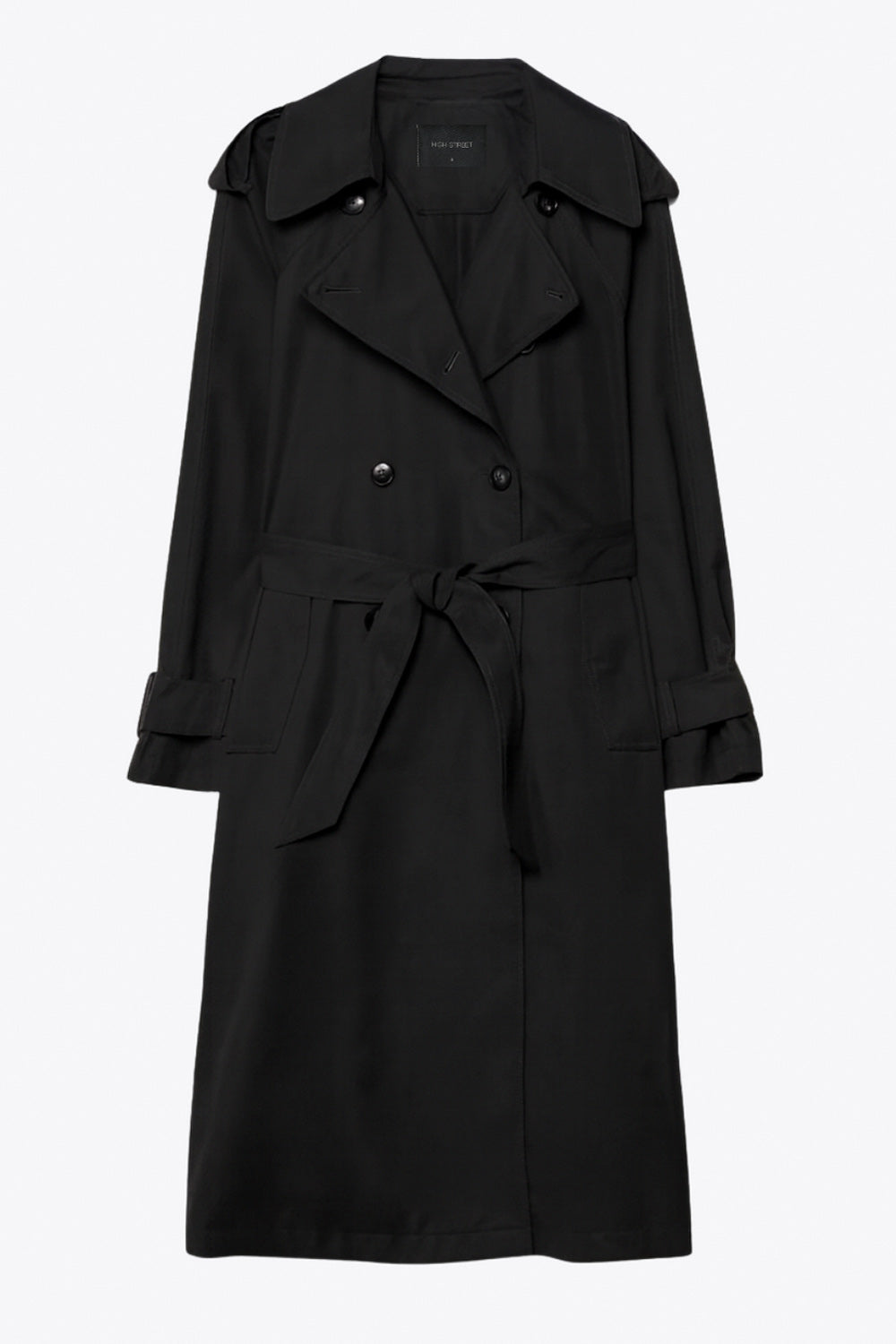 Abrigo trench corto de fit recto, con solapa, bolsillos delanteros con vivos, detalle de bata trasera y manga larga. Trabillas, cinturón amarrable del mismo tejido y cierre frontal con doble cruce de botones en contraste. Detalle de trabilla y botón en hombros, bata trasera y puños.