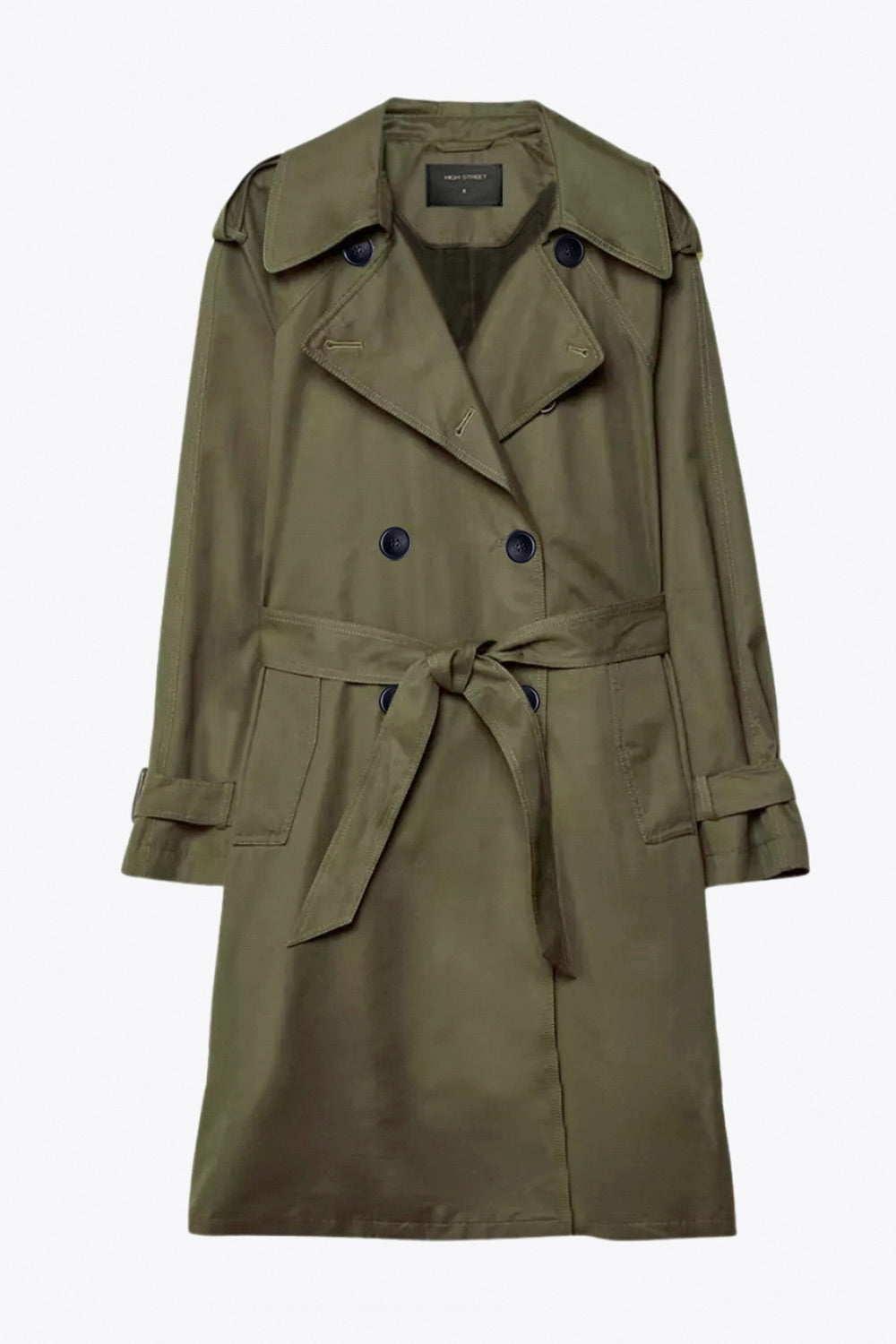 Abrigo trench corto de fit recto, con cuello solapa, bolsillos delanteros con vivos, detalle de bata trasera y manga larga. Trabillas, cinturón amarrable del mismo tejido y cierre frontal con doble cruce de botones en contraste. Detalle de trabilla y botón en hombros, bata trasera, cuello y puños.