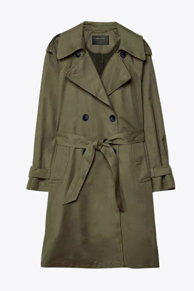 Abrigo trench corto de fit recto, con cuello solapa, bolsillos delanteros con vivos, detalle de bata trasera y manga larga. Trabillas, cinturón amarrable del mismo tejido y cierre frontal con doble cruce de botones en contraste. Detalle de trabilla y botón en hombros, bata trasera, cuello y puños.