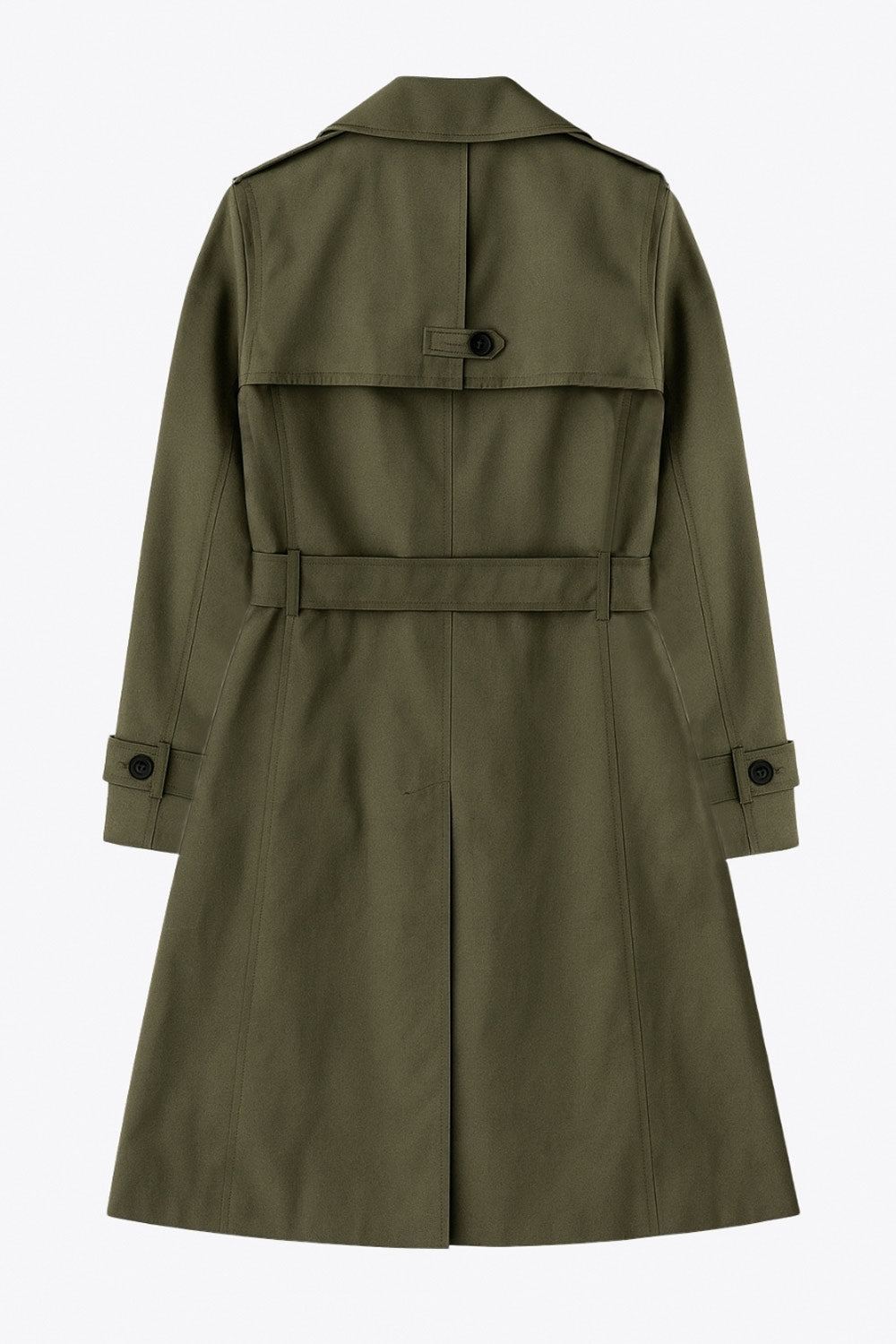 Abrigo trench corto de fit recto, con cuello solapa, bolsillos delanteros con vivos, detalle de bata trasera y manga larga. Trabillas, cinturón amarrable del mismo tejido y cierre frontal con doble cruce de botones en contraste. Detalle de trabilla y botón en hombros, bata trasera, cuello y puños.