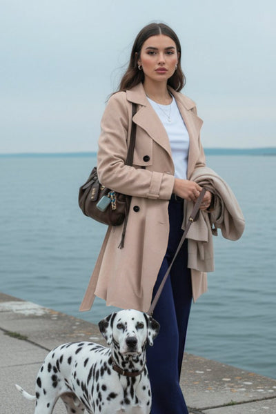 Abrigo trench corto de fit recto, con solapa, bolsillos delanteros con vivos, detalle de bata frontal con botón decorativo y trasera. Manga larga con trabilla en puños, cinturón amarrable del mismo tejido y cierre frontal con doble cruce de botones en contraste.