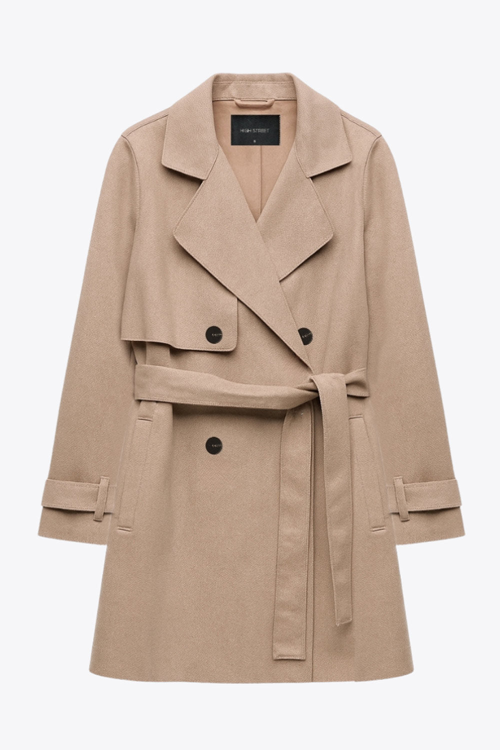 Abrigo trench corto de fit recto, con solapa, bolsillos delanteros con vivos, detalle de bata frontal con botón decorativo y trasera. Manga larga con trabilla en puños, cinturón amarrable del mismo tejido y cierre frontal con doble cruce de botones en contraste.