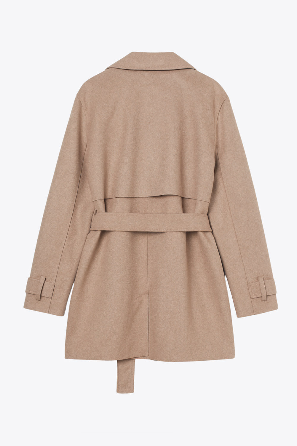 Abrigo trench corto de fit recto, con solapa, bolsillos delanteros con vivos, detalle de bata frontal con botón decorativo y trasera. Manga larga con trabilla en puños, cinturón amarrable del mismo tejido y cierre frontal con doble cruce de botones en contraste.