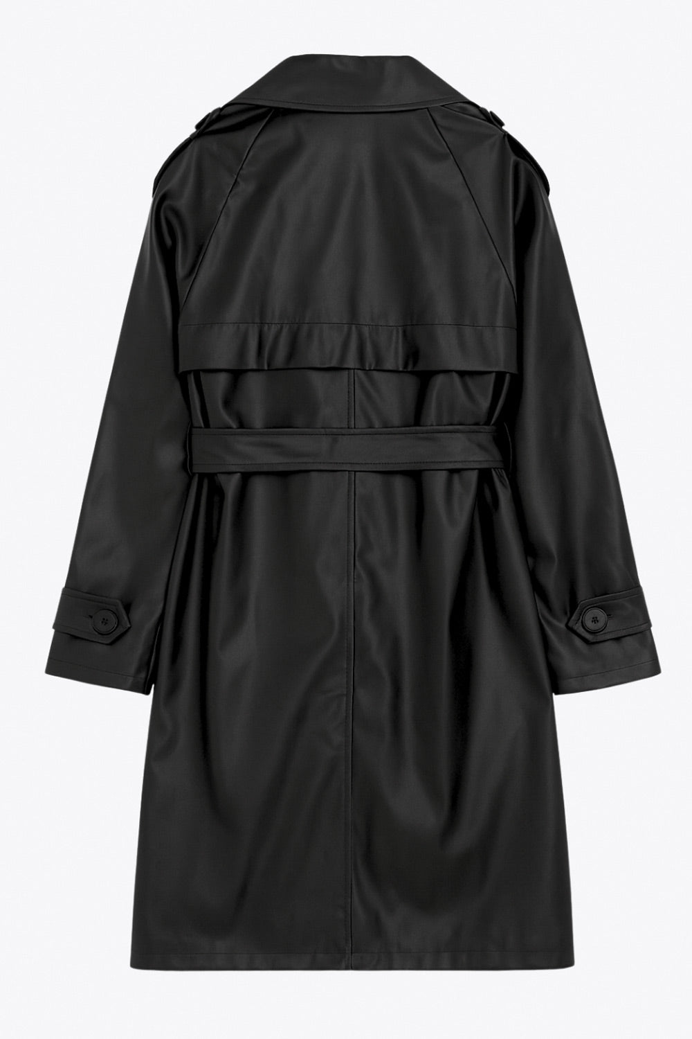 Abrigo trench de efecto piel, fit recto, con solapa, bolsillos delanteros con vivos, abertura posterior en bajo, bata trasera y manga larga. Cinturón amarrable del mismo tejido y cierre frontal con doble cruce de botones. Detalle de trabilla y botón en hombros y puños.