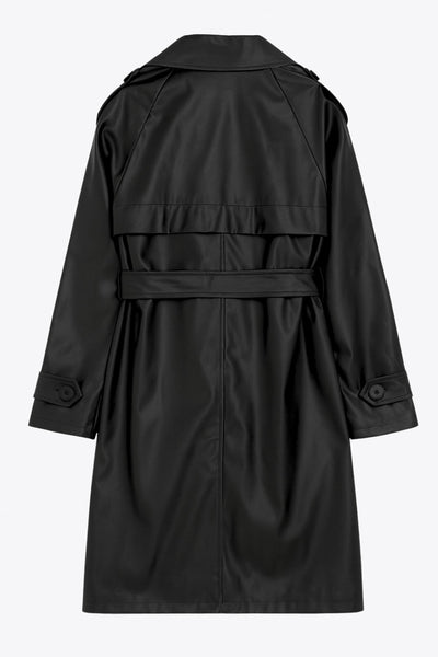 Abrigo trench de efecto piel, fit recto, con solapa, bolsillos delanteros con vivos, abertura posterior en bajo, bata trasera y manga larga. Cinturón amarrable del mismo tejido y cierre frontal con doble cruce de botones. Detalle de trabilla y botón en hombros y puños.