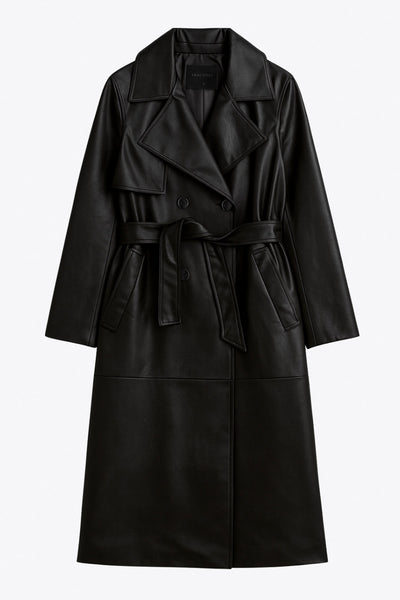 Abrigo trench largo de efecto piel, fit recto, manga larga, con solapa y bata en espalda, cortes decorativos frontales, trabillas y cinturón del mismo tejido con hebilla en contraste. Cierre frontal con doble cruce de botones en contraste.