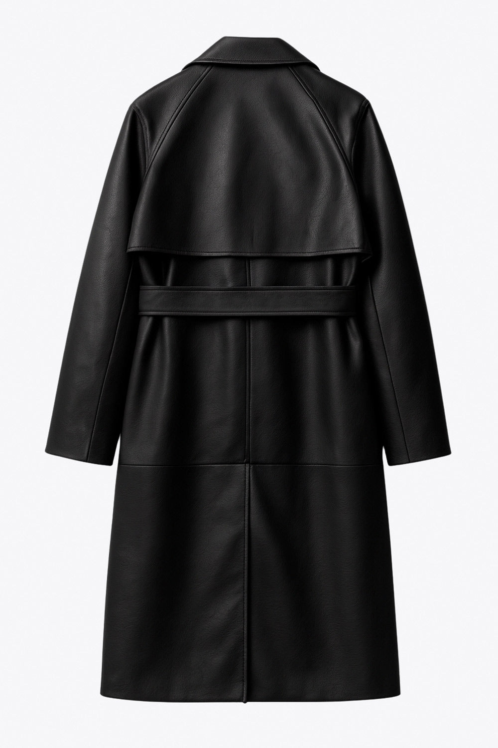 Abrigo trench largo de efecto piel, fit recto, manga larga, con solapa y bata en espalda, cortes decorativos frontales, trabillas y cinturón del mismo tejido con hebilla en contraste. Cierre frontal con doble cruce de botones en contraste.