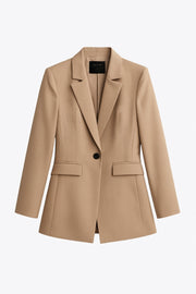 Blazer de fit ajustado, manga larga, pinzas frontales, bolsillos delanteros con cartera, solapa y hombreras. Cierre frontal con botón en contraste.