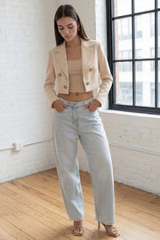 Blazer corto abierto, de fit recto, con solapa y hombreras, manga larga y detalle frontal de botones decorativos en contraste.