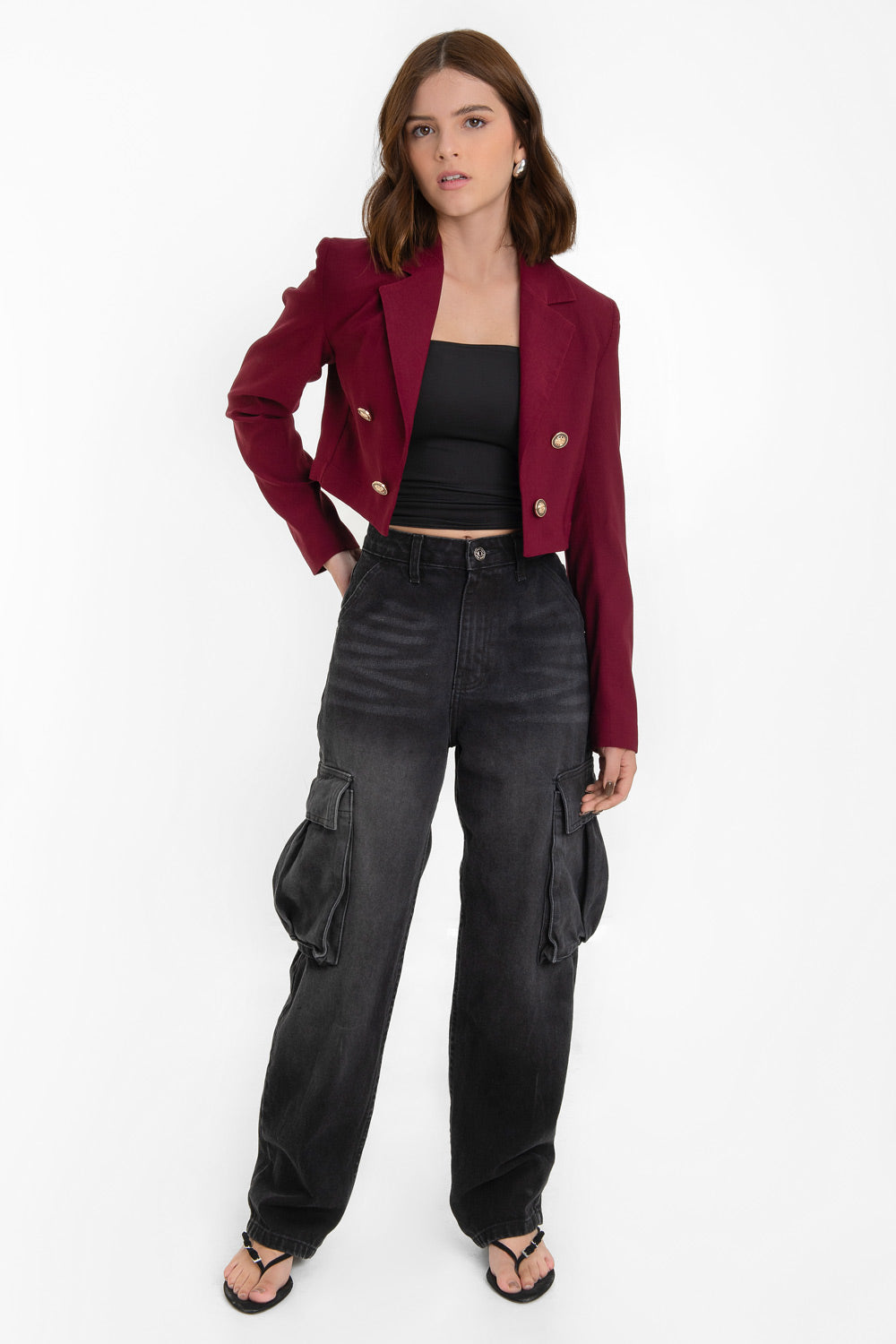 Blazer corto abierto de fit recto, con hombreras y solapa, manga larga y botones decorativos frontales en contraste.